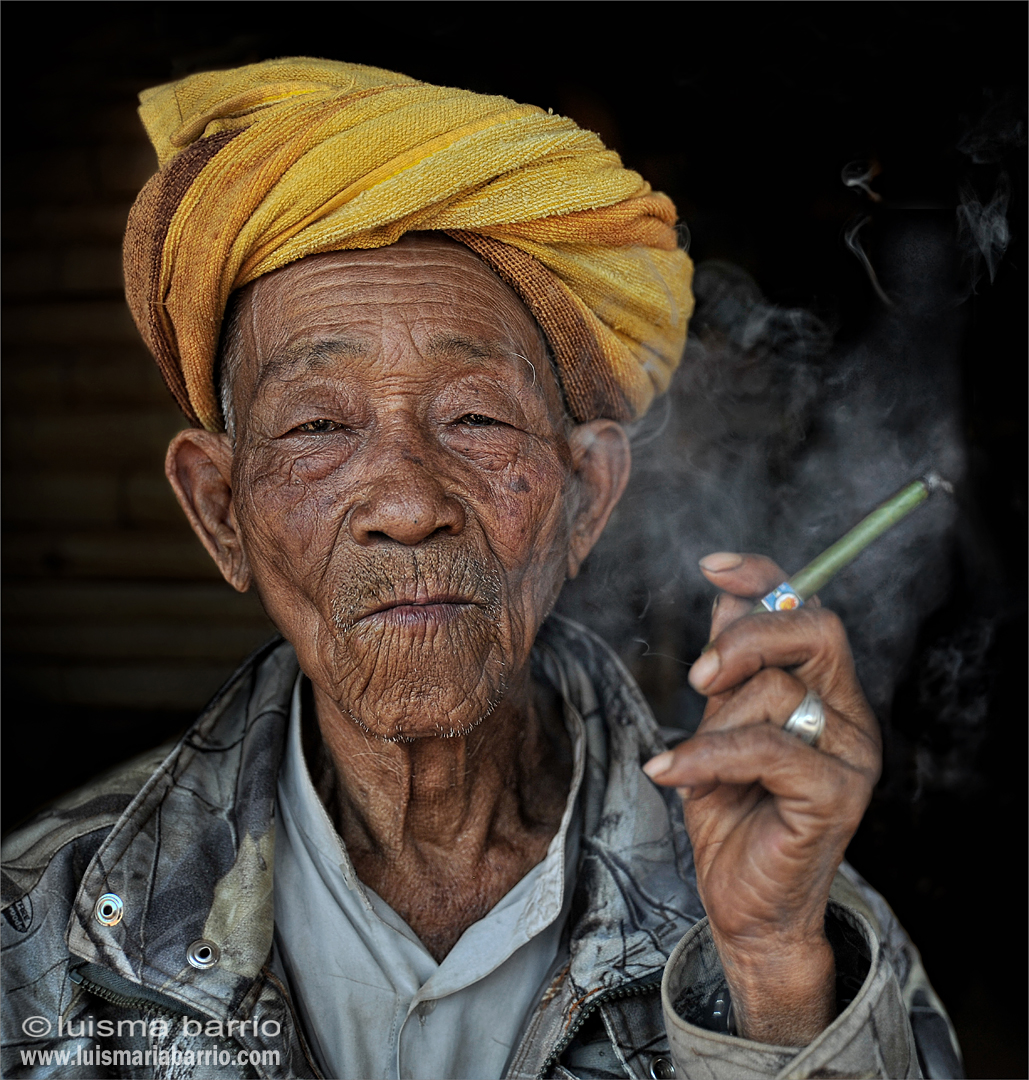 retrato hombre fumador lago inle myanmar birmania 